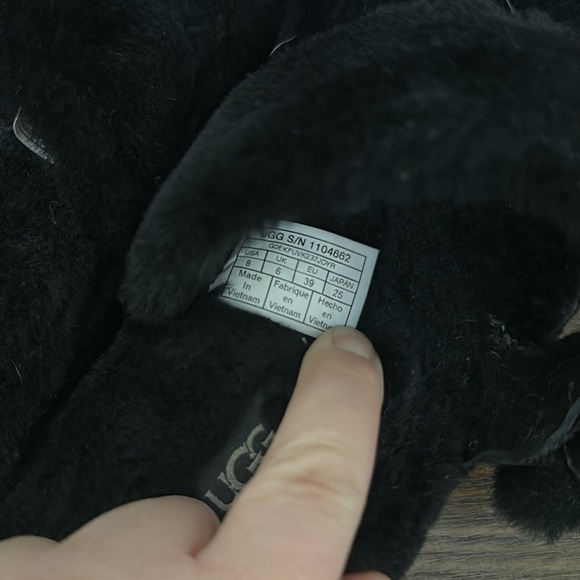 Ugg Fuzz Yeah Black Sandals - Picture 7 of 7